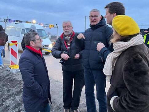 Am ukrainisch-polnischen Grenzübergang Medyka (v.li.): Josef Neumann, Uli Preuß, der polnische Sejm-Abgeordnete Marek Rzasa, Thorsten Klute und Ioanna Szymnaska