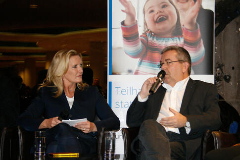 Die Moderatorin im Gespräch mit Rainer Lettkamp, Geschäftsführer der Lebenshilfe Oberhausen, zum Thema „Repair-Cafe“ beim Parlamentarischen Abend 2018.