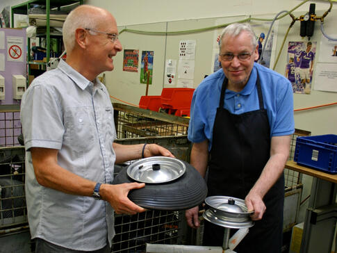 „Bufdi“ Helmut Büxe (li.) unterstützte Heinz Röwenstrunk bei der Reifenmontage in der Werre-Werkstatt der Lebenshilfe Detmold.
