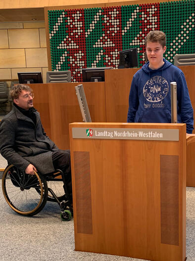 Außergewöhnlich: Felix Bust (re.) im Plenarsaal des Landtages NRW mit Dennis Sonne.