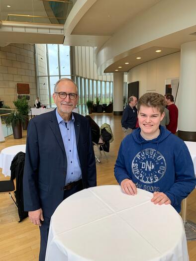 Lebenshilfe-Vorsitzender Prof. Dr. Gerd Ascheid und Felix Bust bei der Ausstellungseröffnung „Lebensbilder“.