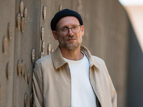 André Sole-Bergers an der Gedenkstätte in Waldniel-Hostert, wo an die Menschen erinnert wird, die dort von den Nationalsozialisten ermordet wurden – ihre Namen sind auf kleinen Tafeln festgehalten.