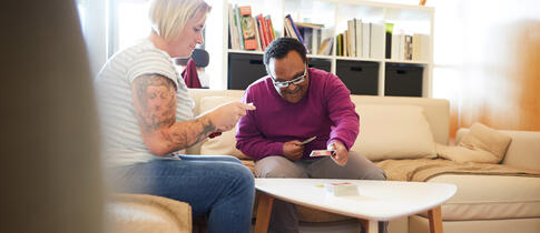 Eine Frau und ein Mann spielen Karten.