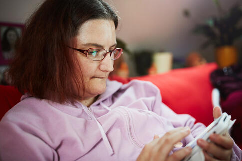 Leichte Sprache ist für die gesellschaftliche Teilhabe von Menschen mit Behinderung sehr wichtig. Dazu gehört auch eine Übersetzung des Koalitionsvertrags in Leichte Sprache.