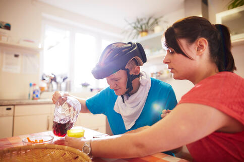 Um Pflegekräfte zu gewinnen und zu halten, müssen sich die Arbeitsbedingungen verbessern. Die Lebenshilfe NRW will mit guten Angeboten überzeugen. 