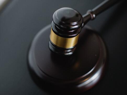 Das Bundessozialgericht hob ein Urteil des Landessozialgerichts Berlin-Brandenburg auf.