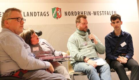 Die Selbstvertreter:innen Max Haberland, Andrea Pawlowski, Björn Orlovius und Vincent Betz sprechen beim Parlamentarischen Abend über Dinge die aktuell bewegen (v.l.).