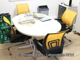 Besprechungstisch mit Stühlen